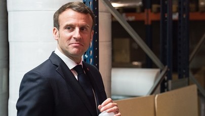 Macron: Do końca roku będziemy niezależni w produkcji masek ochronnych