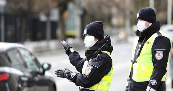 "Na ulicach będzie można zobaczyć więcej patroli, a w tych miejscach, gdzie zwyczajowo gromadziły się osoby, zwłaszcza młodzież, będziemy wystawiać posterunki stałe, aby nadzorować realizacje nowych obostrzeń" - przekazał we wtorek rzecznik Komendy Głównej Policji inspektor Mariusz Ciarka.