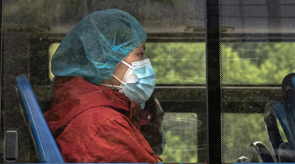 Śmiertelność choroby COVID-19 jest nieco niższa niż do tej pory szacowano - pisze w najnowszym numerze czasopismo "The Lancet Infectious Diseases". Analizy oparte na danych z Chin, dotyczących ponad 70 tysięcy przypadków zachorowań do początków lutego wskazują, że śmiertelność COVID-19 wynosi 1,38 proc. Jeśli uwzględni się przy tym szacunki niezdiagnozowanych przypadków łagodnego przebiegu choroby śmiertelność spada do 0,66 proc. To i tak wielokrotnie więcej niż choćby podczas epidemii wirusa świńskiej grypy H1N1 w 2009 roku, która przyniosła śmiertelność na poziomie 0,02 proc. Potwierdza się, że ryzyko silnie zależy od wieku, ale nie ogranicza się do najstarszych.