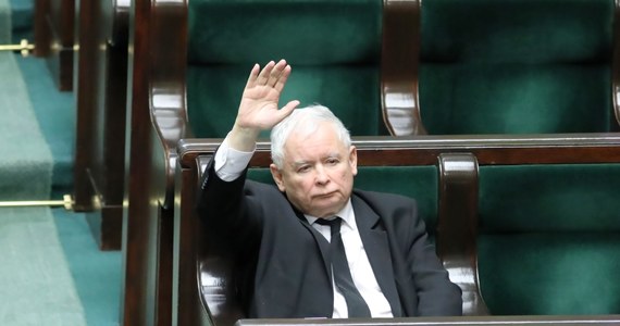 Tarcza antykryzysowa została przyjęta przez Sejm i skierowana do podpisu prezydenta. Posłowie odrzucili najważniejsze poprawki Senatu, w tym skreślające z noweli specustawy zmiany w Kodeksie wyborczym i ustawie o RDS. PiS ostatecznie zmienił kodeks wyborczy i umożliwił seniorom oraz ludziom na kwarantannie głosowanie korespondencyjne. Opozycja alarmuje, że to złamanie konstytucji.