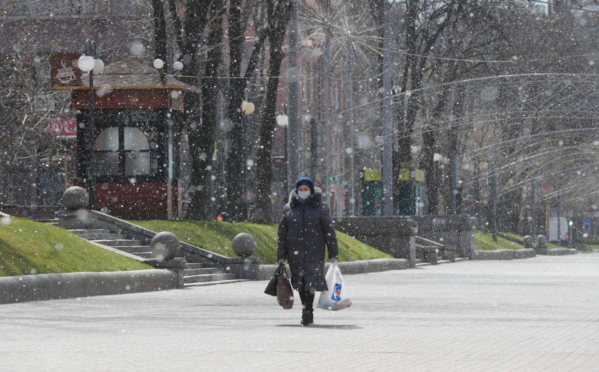 Osoby poddane samoizolacji - czyli chorzy na COVID-19 i ludzie, którzy mieli z nimi kontakt - mogą w pilnych sytuacjach wychodzić do sklepów, aptek, drogerii i placówek medycznych - podają we wtorek ukraińskie media, powołując się na uchwałę rządu.