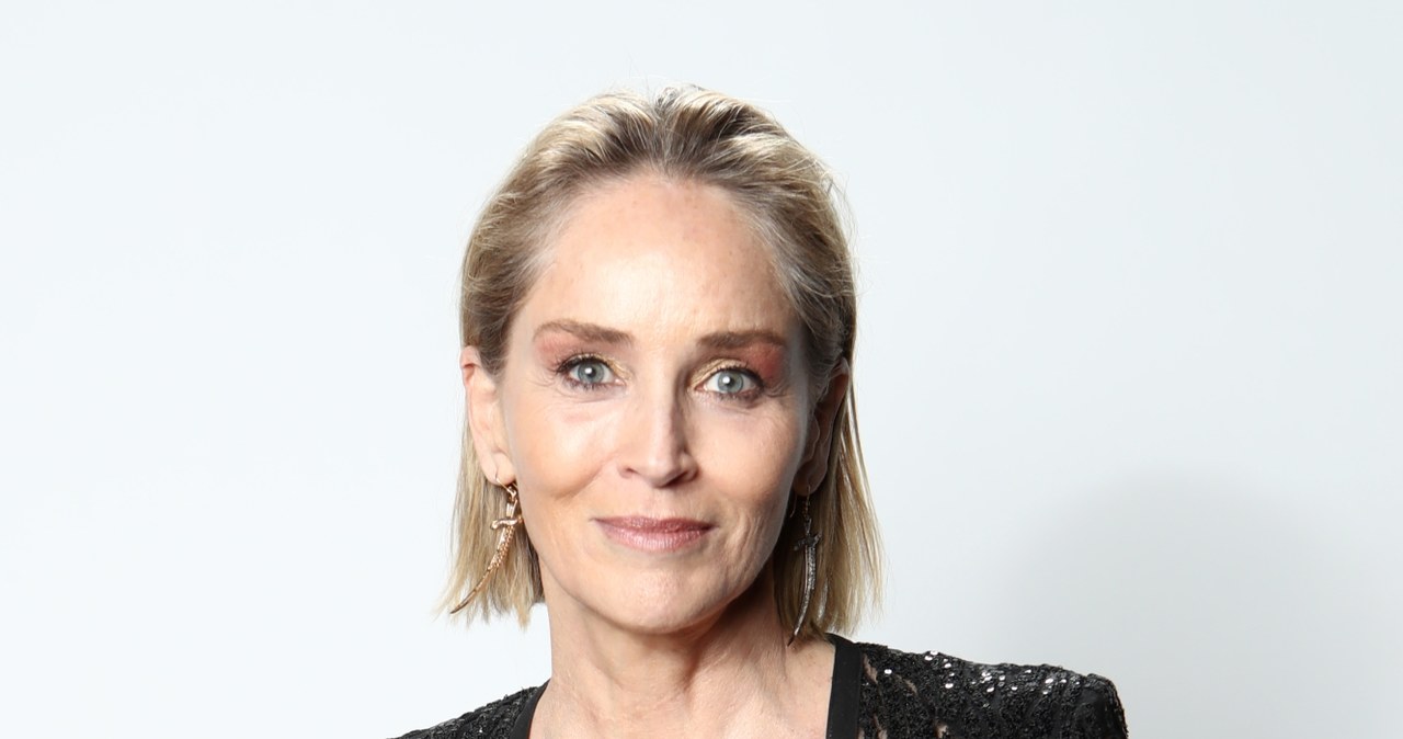 Sharon Stone szczególnie niepokoi się los pracowników medycznych, którzy narażają się, ratując życie ratując ludzi zarażonych COVID–19. I często sami potem chorują i umierają. „Brakuje reakcji ze strony rządu” - mówi aktorka.

