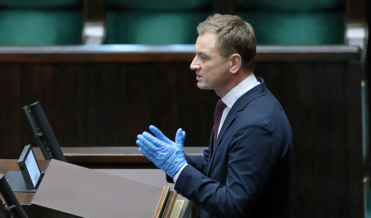 Nie zostałem dopuszczony przez marszałek Sejmu Elżbietę Witek do obrad Sejmu, mimo że byłem oddelegowany przez klub Koalicji Obywatelskiej - stwierdził poseł Sławomir Nitras. Według szefa CIS Andrzeja Grzegrzółki, "powodem było zachowanie parlamentarzysty podczas poprzedniego posiedzenia". 