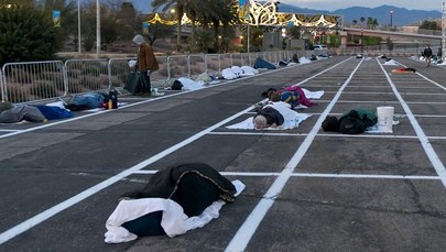 Burza w amerykańskich mediach. Bezdomni w Las Vegas śpią na betonowym parkingu