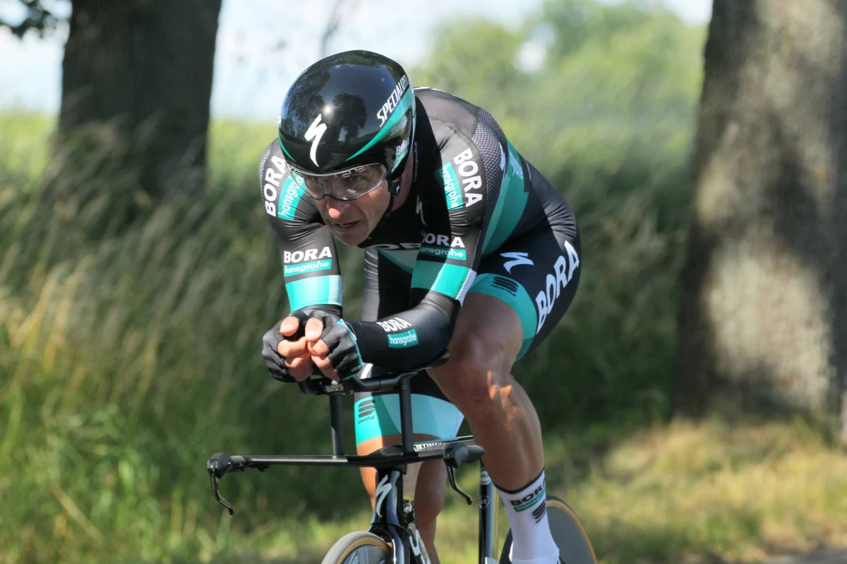 Nie powinniśmy spodziewać się zbyt szybkiego powrotu kolarskiego peletonu do rywalizacji. Maciej Bodnar z grupy Bora-Hansgrohe przyznaje, że trenażer i treningi w domowych warunkach pozwalają jedynie utrzymać formę na minimalnym poziomie. "Żeby wrócić do porządnej dyspozycji, potrzebny mi będzie miesiąc treningów w terenie" – przyznaje Bodnar. Jego zdaniem, nie ma możliwości, by w tym wyjątkowym sezonie jeden wielki tour zastąpił włoskie Giro, Tour de France i hiszpańską Vueltę.