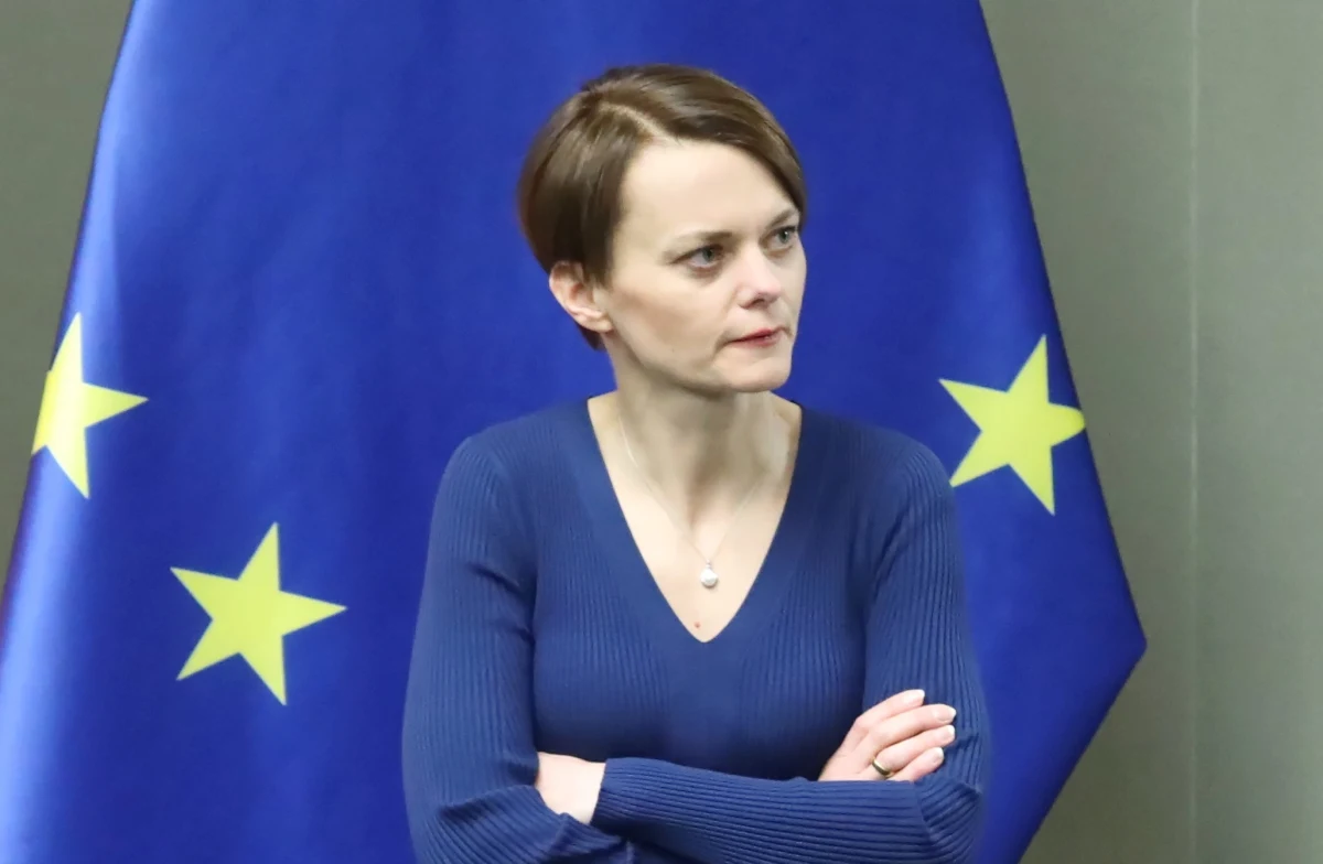 Pracujemy nad dalszymi rozwiązaniami, m.in. wsparciem dla samorządów - powiedziała we wtorek minister rozwoju Jadwiga Emilewicz. Jesteśmy zdeterminowani, by uruchamiać dalsze środki pomocowe - dodała.