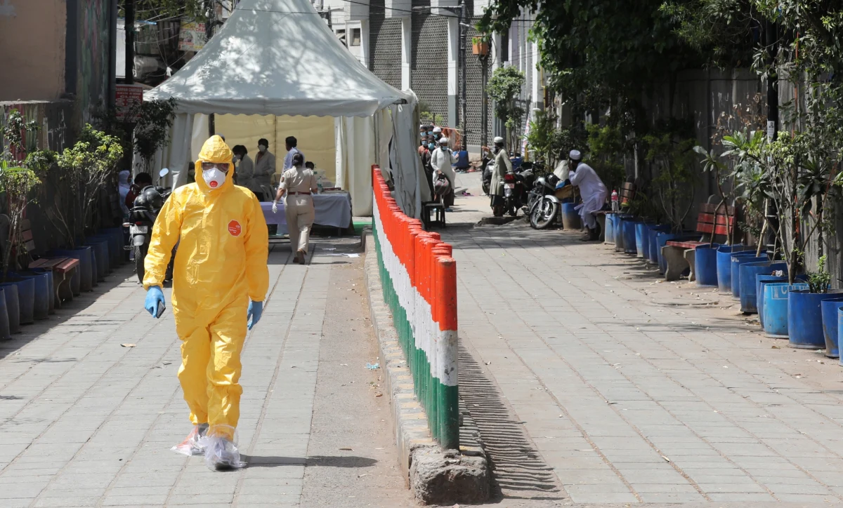 Mężczyzna z wioski w stanie Bihar, który zadzwonił na linię alarmową i poinformował o dwóch osobach unikających obowiązkowego badania na obecność koronawirusa, został pobity na śmierć. Aresztowano dwie osoby, w sprawie których dzwonił - podały indyjskie media, powołując się na policję.
