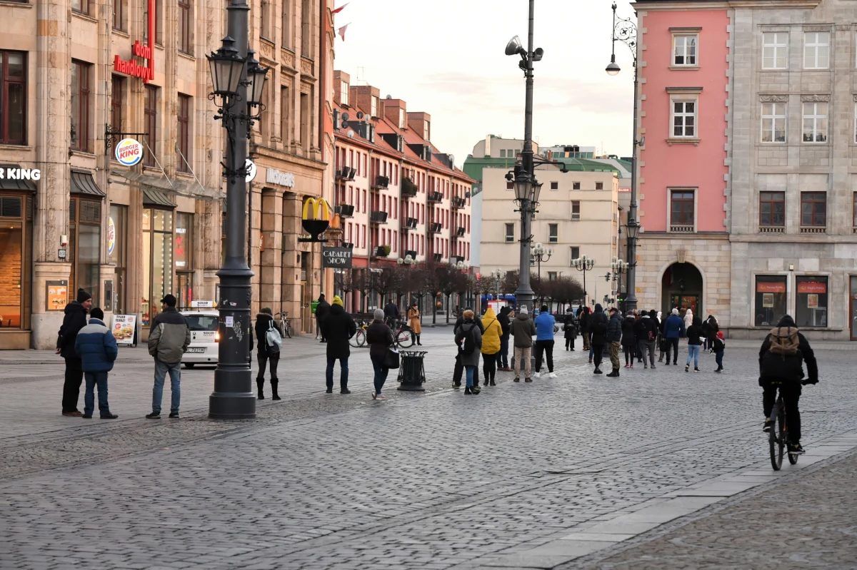 Czterech na pięciu Polaków chce przełożenia wyborów prezydenckich na późniejszy termin - wynika z badania przygotowanego przez firmy NEUROHM i Brad Consulting dla Onetu. Wynika z niego również, że zaczynamy się coraz bardziej adaptować do nowej sytuacji - większość z nas zgadza się z nowymi obostrzeniami wprowadzanymi przez rząd w związku z walką z epidemią koronawirusa.