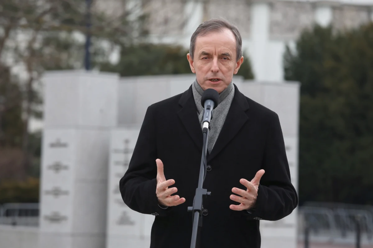 W momencie, gdy Sejm odrzuca senackie poprawki o powszechnych testach na koronawirusa i pomocy dla przedsiębiorców, ponowne wrzucanie tematu zmian w prawie wyborczym i oczekiwanie od Senatu, że będzie maszynką do głosowania, jest lekceważące - ocenił marszałek Senatu Tomasz Grodzki. Jak dowiedział się nieoficjalnie reporter RMF FM, Grodzki w sobotę ma wygłosić orędzie, w którym chce odnieść do projektu ustawy autorstwa PiS, który ma umożliwić wszystkim wyborcom głosowanie korespondencyjne. 