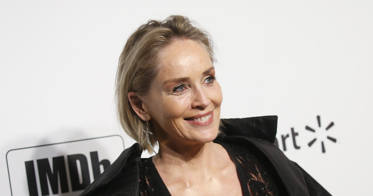 Sharon Stone zamieściła w swoich mediach społecznościowych nagranie pokazujące proste ćwiczenie oddechowe, które pokazał jej znajomy lekarz. Wykonują je chorzy na zapalenie płuc, ale może się przydać także podczas pandemii koronawirusa.