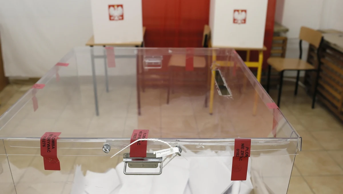 "Pracy przy wyborach odmówiły cztery najważniejsze osoby - potencjalni pełnomocnicy Okręgowej Komisji Wyborczej" – alarmuje prezydent Olsztyna. Piotr Grzymowicz jest jednym z wielu samorządowców, którzy ostrzegają, że przeprowadzenie głosowania 10 maja w obecnej sytuacji epidemiologicznej jest niemożliwe. Lista problemów jest bardzo długa.