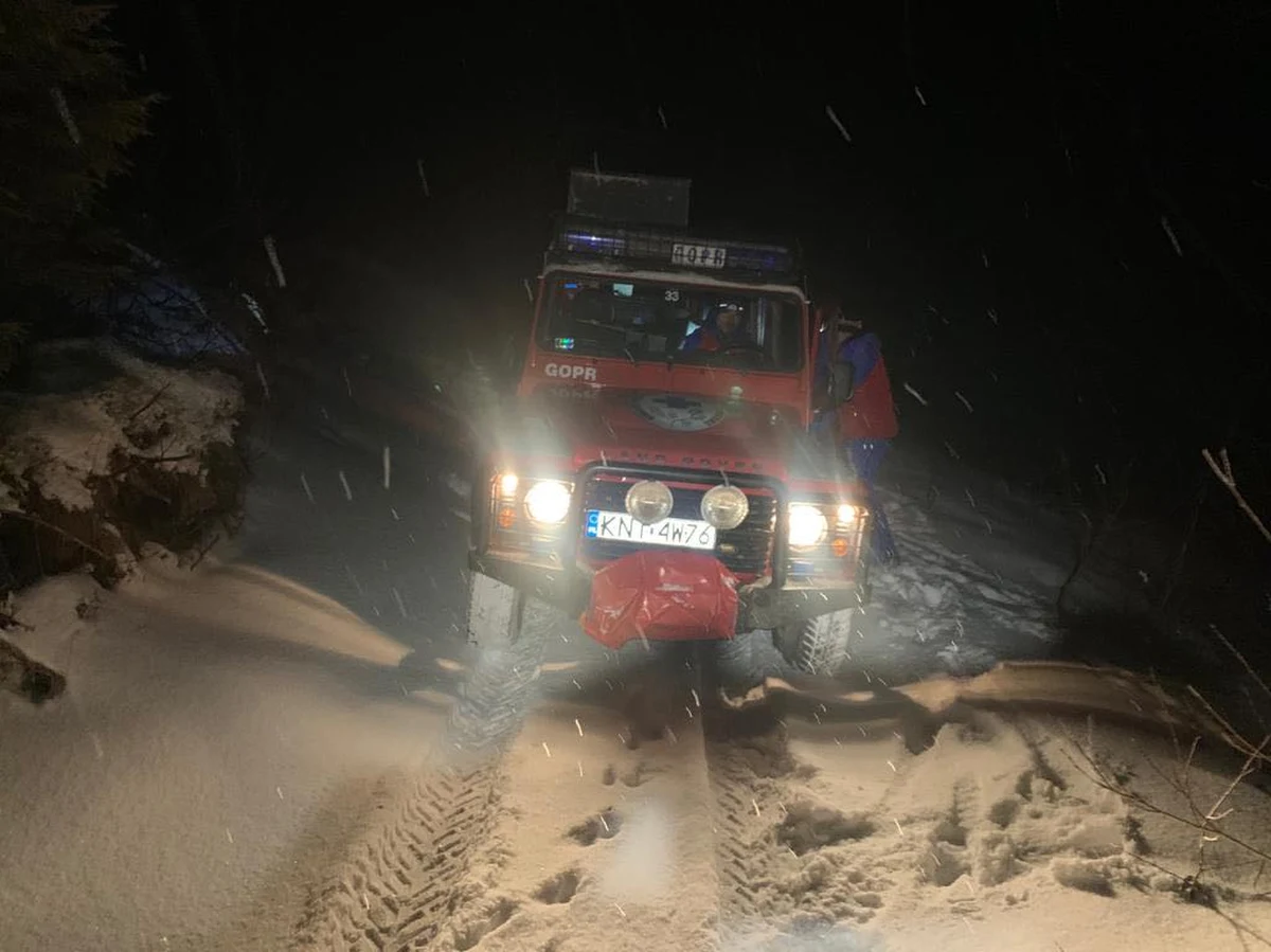 Kilkunastu ratowników GOPR, policjanci i strażacy zostali zaangażowani w nocną akcję na Ćwilinie w Beskidzie Wyspowym. Wieczorem służby odebrały zgłoszenie, z którego wynikało, że na północnych zboczach ktoś przy pomocy sygnałów świetlnych może wzywać pomocy. Ratownicy od wielu dni apelują, by w czasie epidemii koronawirusa zaniechać wszelkich wyjść w góry.