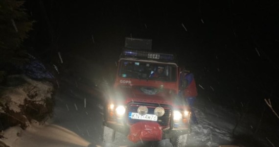 Kilkunastu ratowników GOPR, policjanci i strażacy zostali zaangażowani w nocną akcję na Ćwilinie w Beskidzie Wyspowym. Wieczorem służby odebrały zgłoszenie, z którego wynikało, że na północnych zboczach ktoś przy pomocy sygnałów świetlnych może wzywać pomocy. Ratownicy od wielu dni apelują, by w czasie epidemii koronawirusa zaniechać wszelkich wyjść w góry.