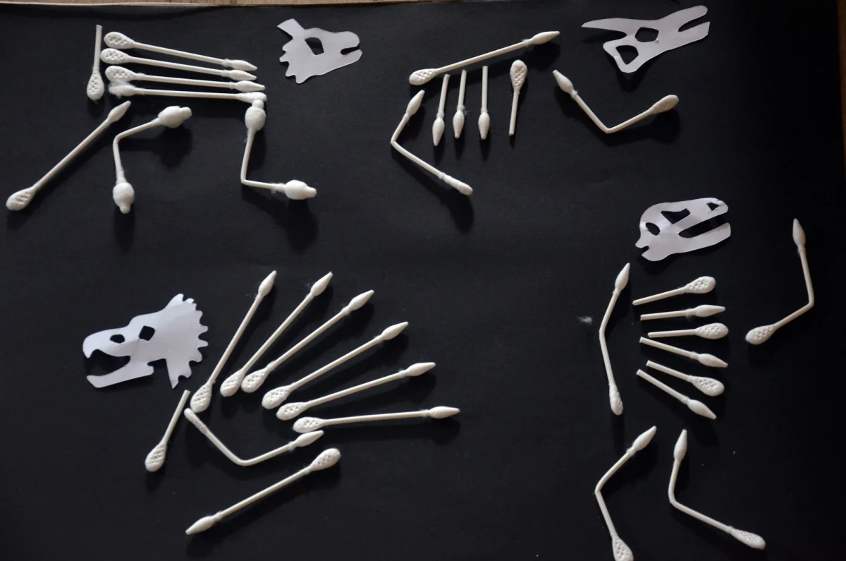 Zabieramy Was w czasy prehistoryczne! W RMF FM i na RMF 24 od początku społecznej kwarantanny związanej z epidemią koronawirusa podpowiadamy Wam, jak kreatywnie i ciekawie zorganizować domowy czas dzieciom i… sobie samym. Dzisiaj będziemy wygrzebywać kości dinozaura i pomagać małemu dinusiowi się wykluć… W planach mamy również podbój kosmosu!