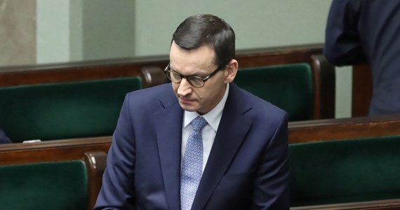 Nie możemy dopuścić do nakręcenia spirali zwolnień. Tarcza antykryzysowa ma pomóc przedsiębiorcom utrzymać pracowników - zaznaczył premier Mateusz Morawiecki w oświadczeniu, które opublikował na Facebooku. 