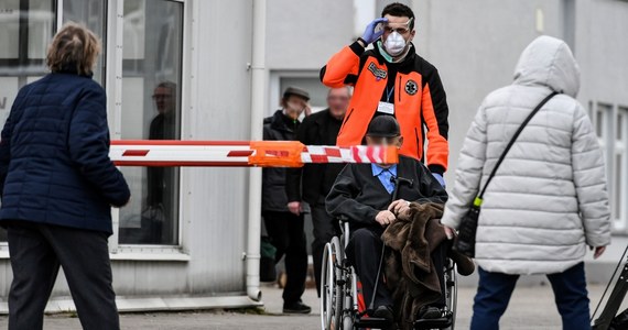 W klinice chorób zakaźnych szpitala klinicznego nr 1 w Lublinie testowana jest nowatorska metoda leczenia pacjentów zakażonych koronawirusem. Terapia ma na celu zapobiec rozwijaniu się niewydolności oddechowej.