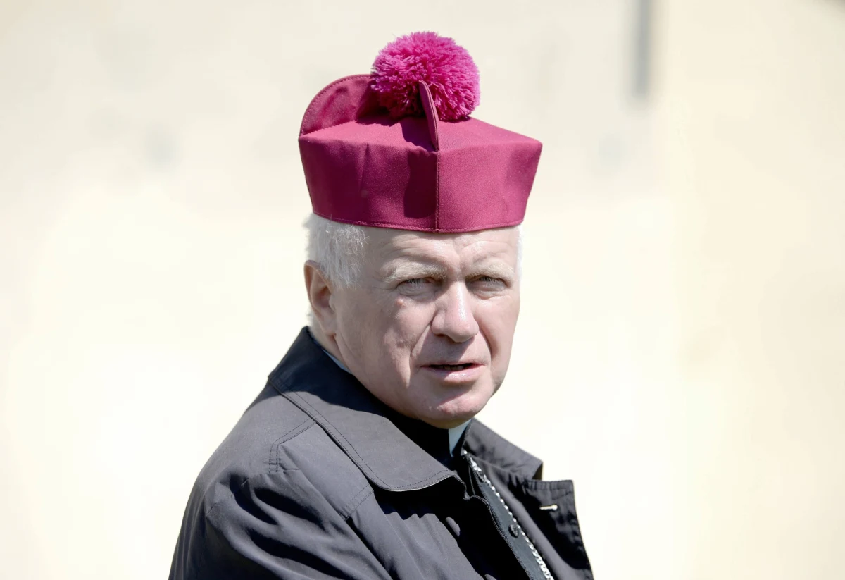 "Arcybiskup Adam Szal nakazał wszystkim księżom z Archidiecezji Przemyskiej obowiązkową wpłatę połowy swoich dochodów w jednym miesiącu na parafie diecezji, a w drugim miesiącu na Kurię metropolitalną" - informuje Onet. Jak podkreśla portal, ta decyzja została odebrana przez część duchownych jako kontrowersyjna. "Zamiast ratować szpitale czy chorych na koronawirusa ludzi, trzeba ratować kurię biskupią. A ona od wielu lat ma się dobrze. No ale trzeba będzie zastosować się do poleceń arcybiskupa" - stwierdził w rozmowie z Onetem jeden z księży, który pragnie zachować anonimowość. 