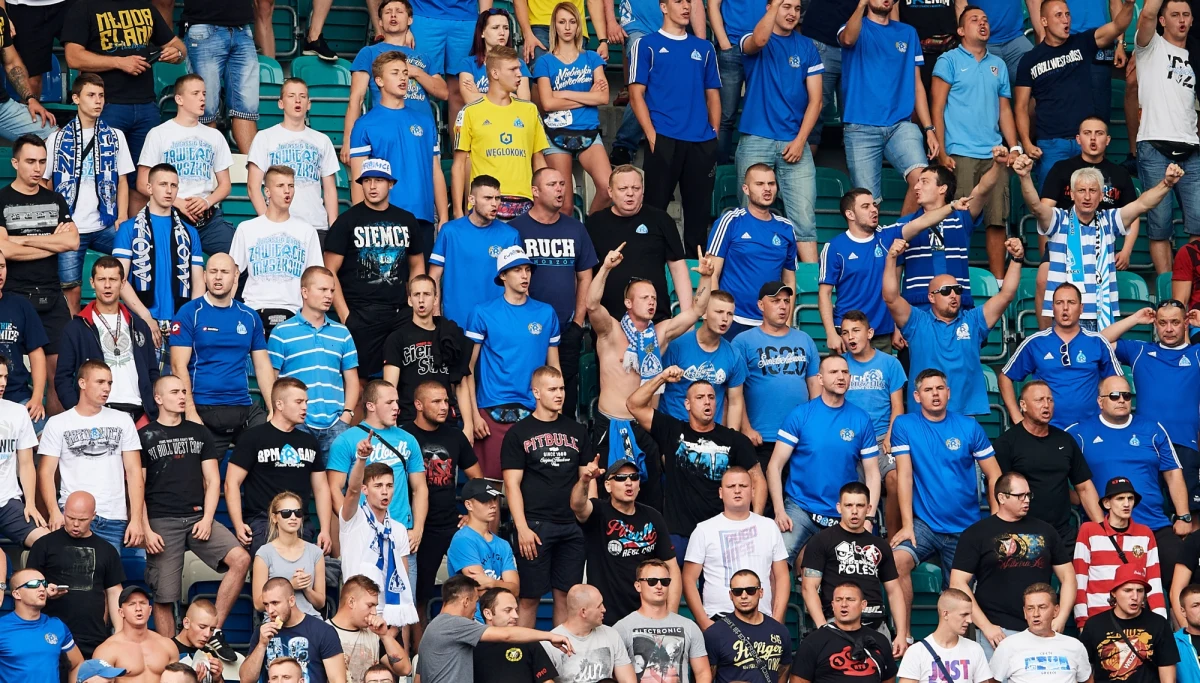 "Pokazali jak ‘Erka’ jest dla nich ważna. Dogadaliśmy się w trzy sekundy" - mówi w rozmowie z dziennikarzem RMF FM prezes Ruchu Chorzów Seweryn Siemianowski. Piłkarze "Niebieskich" sami zgłosili się do niego z pomysłem obniżenia ich pensji. Dla będącego w problemach finansowych Ruchu to ogromna pomoc w czasie pandemii koronawirusa. 14-krotni mistrzowie Polski po raz kolejny doświadczają także pomocy ze strony swoich fanów, którzy na wirtualny mecz ligowy wykupili ponad 2 tysiące wejściówek. O pomocy kibiców i rozmowach z zawodnikami z prezesem Sewerynem Siemianowskim rozmawiał Wojciech Marczyk z redakcji sportowej RMF FM.