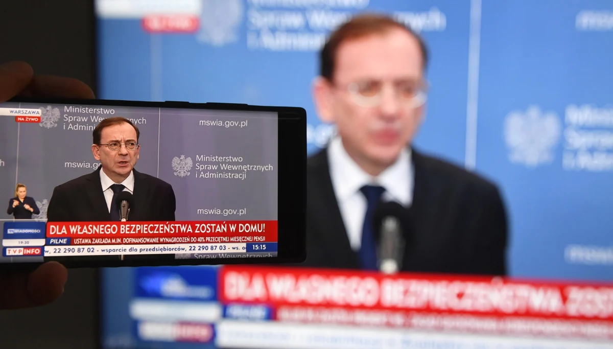 Od jutra straże gminne oraz straże miejsce zostaną poddane zwierzchniemu nadzorowi policji, która będzie koordynowała pracę patrolową tych formacji - powiedział szef MSWiA Mariusz Kamiński. Minister zapowiedział także, że kary dla osób, które nie będą przestrzegać ograniczeń zasad epidemii, będą nakładane w trybie szybkiej ścieżki i maksymalnie sięgną 30 tys. zł. 