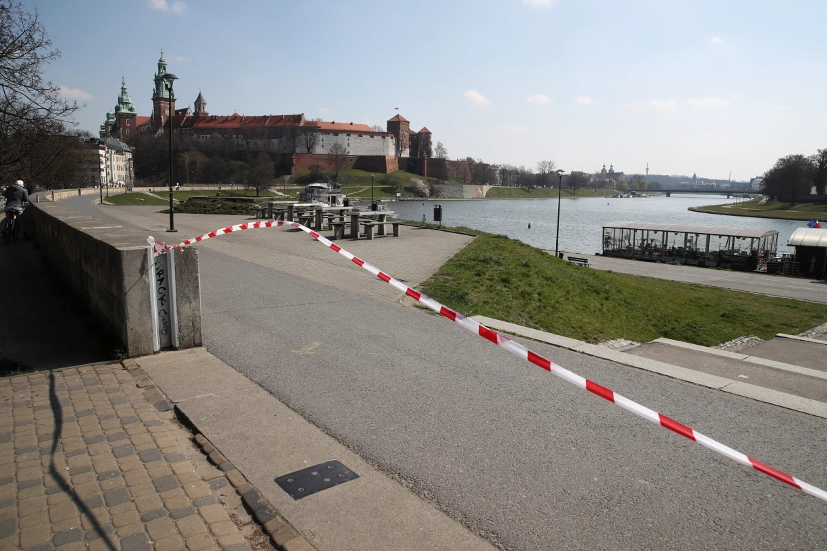 Jestem przekonany, że odpowiedź na tak postawione pytanie jest twierdząca. Nawet oczywista. Tak, mamy wspólny interes. Wszystko jedno, czy nazwiemy go narodowym, czy obywatelskim. Jestem też przekonany, że możemy się o istnieniu tego wspólnego interesu już wkrótce bardzo wyraźnie i nawet boleśnie przekonać. Wolałbym jednak, byśmy byli mądrzy przed szkodą i zanim sytuacja epidemiczna, a potem gospodarcza skomplikuje się jeszcze bardziej, spróbowali sytuacją polityczną i społeczną nie dokładać sobie problemów. Do pokonania epidemii i wyjścia z kryzysu potrzebujemy zimnych głów, dyscypliny, odpowiedzialności i konsekwencji. Nie okładania się sztachetami.