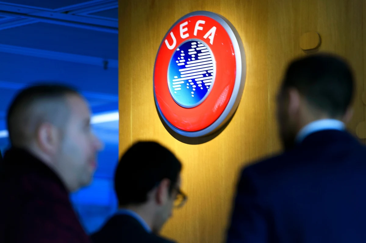 Sekretarz generalny PZPN Maciej Sawicki brał dziś udział w wideokonferencji UEFA, która przygotowuje możliwe scenariusze dotyczące najbliższej przyszłości europejskiego futbolu. Jak poinformował, reprezentacja Polski zagra dopiero jesienią.