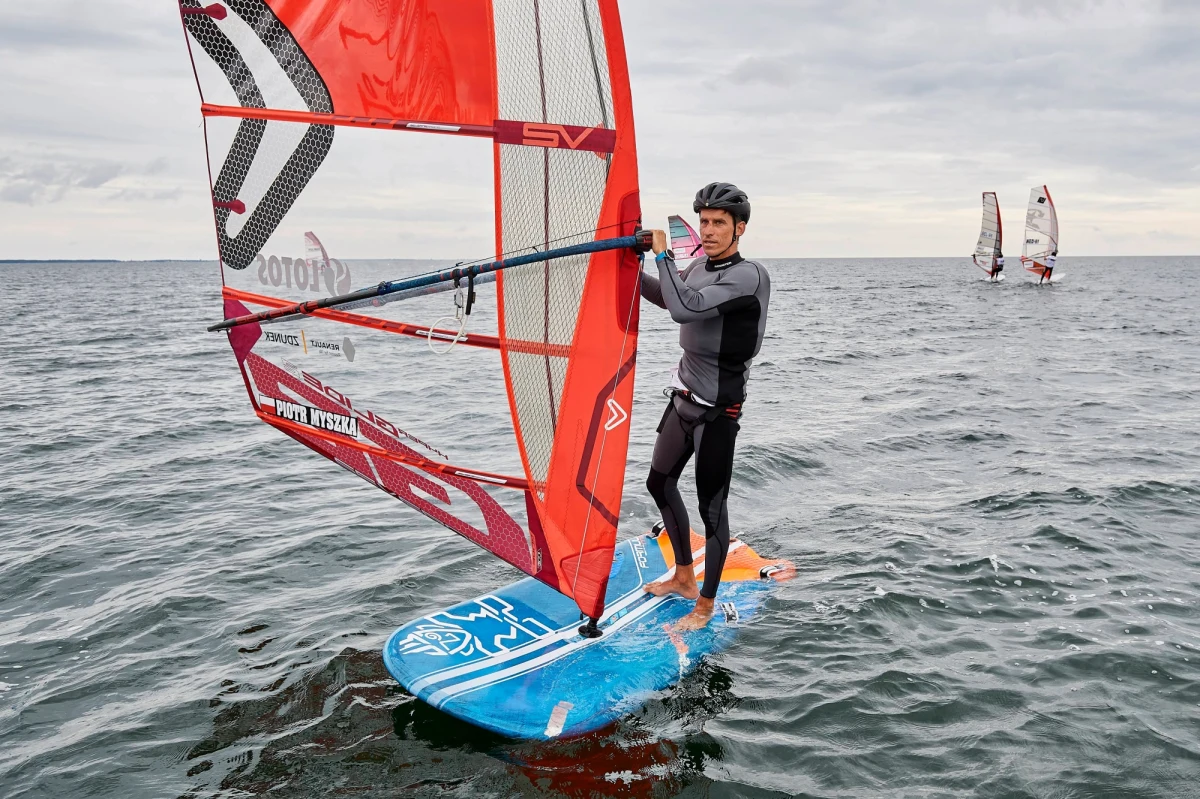 "Ten dodatkowy rok to 12 miesięcy ciężkiego treningu i wyrzeczeń, ale postanowiłem ten dodatkowy rok poświęcić" – mówi o przełożonych igrzyskach olimpijskich windsurfer Piotr Myszka. Tłumaczy też, dlaczego w deskowej klasie RS:X przełożenie igrzysk ma dodatkowe reperkusje. W rozmowie z dziennikarzem RMF FM Patrykiem Serwańskim Myszka opowiada również o rodzinnym Mrągowie i ukochanych Mazurach. 