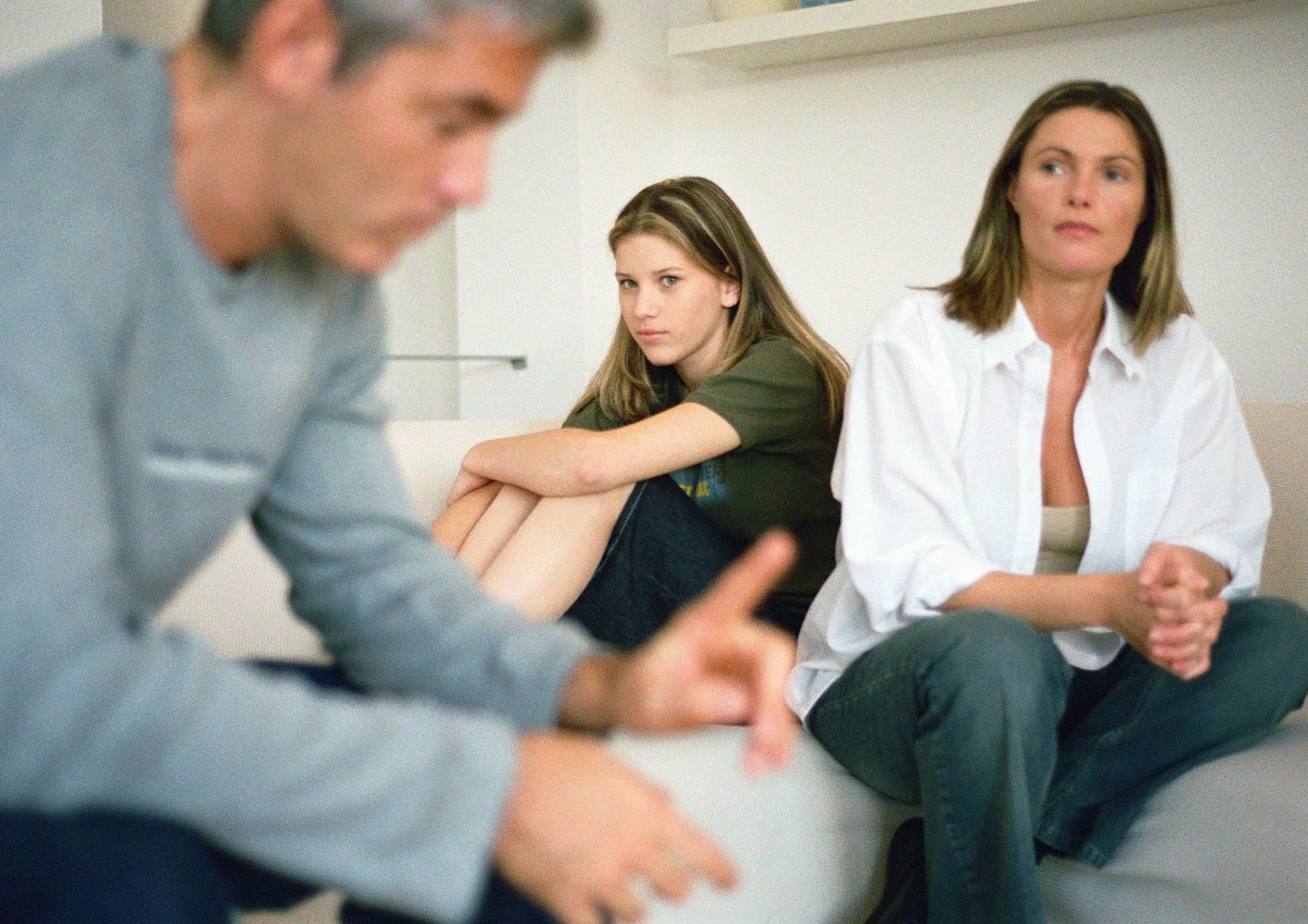 Zdecydowana większość (76 proc.) badanych przez CBOS jest zdania, że w stosunkach z innymi trzeba być bardzo ostrożnym, 22 proc. twierdzi, że większości ludzi można ufać - wynika z badania CBOS. Polacy najbardziej ufają osobom z najbliższego otoczenia - rodzinie, znajomym, współpracownikom.