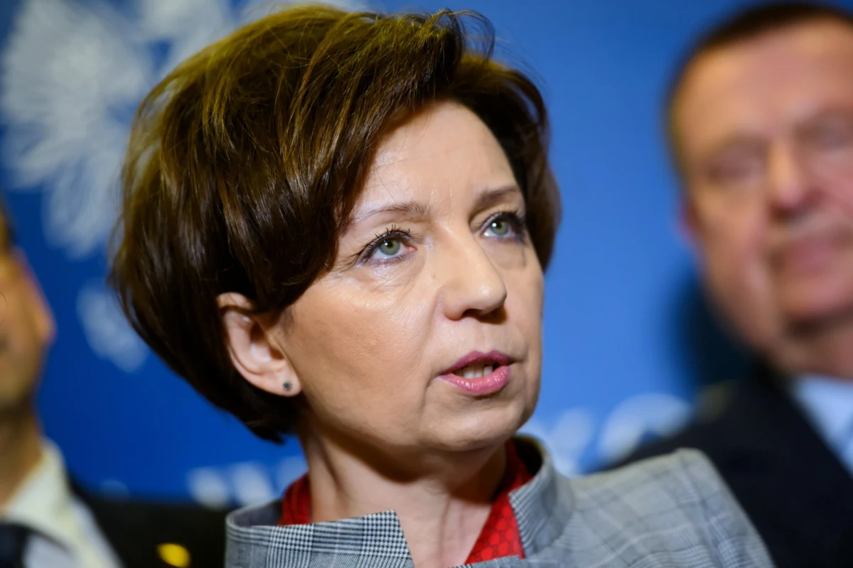 "Za nami pierwsze tygodnie obowiązujących ograniczeń, wprowadzonych przez rząd w trosce o zdrowie i życie Polaków. Uczniowie i liczna rzesza osób pracujących, swoje obowiązki wykonuje zdalnie. Zamknięte są przedszkola i żłobki, kina i teatry, baseny i galerie handlowe. Znacznie ograniczony jest ruch na granicach" - napisała w tekście dla Onetu Marlena Maląg - minister pracy, rodziny i polityki społecznej. "Przed nami kolejne tygodnie wyrzeczeń, obowiązywania tych wyjątkowych środków bezpieczeństwa uruchomionych – powtórzę – w trosce o zdrowie i życie Polaków. Środków absolutnie koniecznych, by w jak największym stopniu powstrzymać rozprzestrzenianie się wirusa" - podkreśliła.