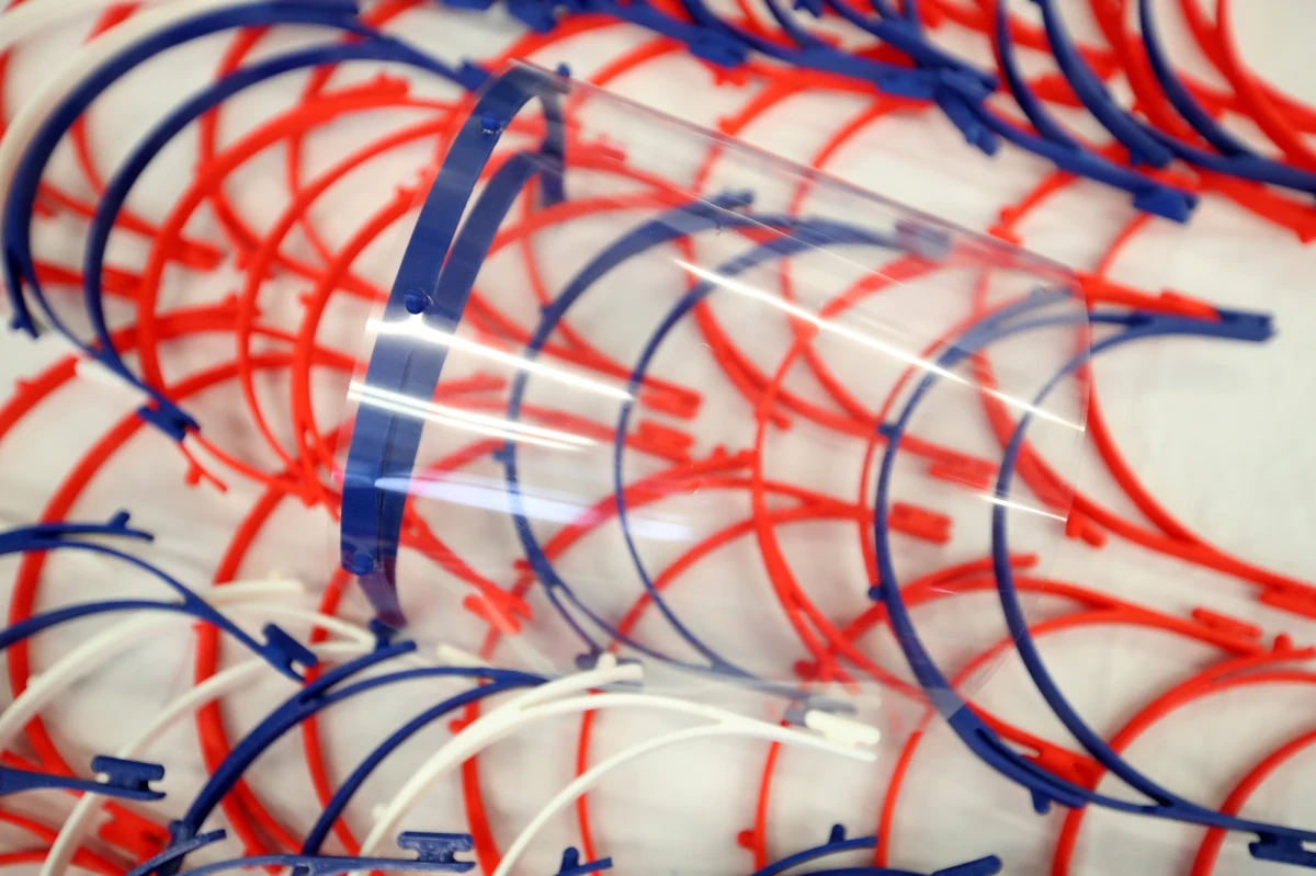 Blisko 200 przyłbic ochronnych dla służb medycznych przydatnych w walce z koronawirusem wyprodukowali dotychczas studenci kierunku lekarskiego Gdańskiego Uniwersytetu Medycznego (GUMed).
