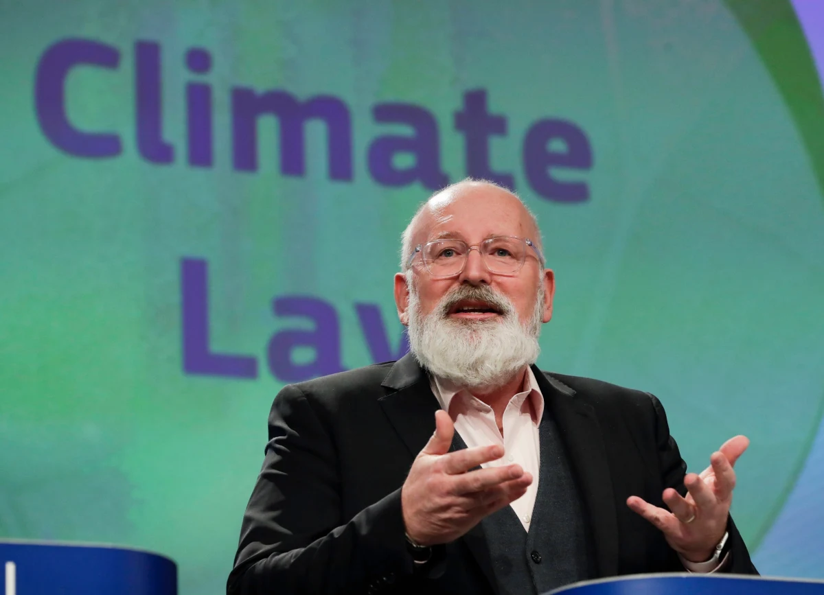 Wiceszef KE Frans Timmermans ogłosił, że Komisja Europejska podtrzymuje swój plan zwiększenia celu redukcji emisji CO2 do 2030 r. do 50-55 proc. w porównaniu do poziomów z 1990 r.  Obecnie cel ten to 40 proc.