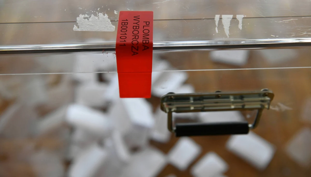 Głosowanie w wyborach prezydenckich 10 maja tylko korespondencyjne - wszystkie lokale wyborcze będą zamknięte! Jak ustalili dziennikarze RMF FM: właśnie takie zapisy Prawo i Sprawiedliwość wprowadzi do swojego zgłoszonego już projektu ws. głosowania korespondencyjnego, którym jutro zajmą się posłowie. Informacje Patryka Michalskiego i Pawła Balinowskiego potwierdza wicepremier Jacek Sasin. "Chcemy zaproponować rozwiązanie, które będzie polegało na tym, że te wybory zostaną przeprowadzone wyłącznie drogą korespondencyjną" - przyznał polityk PiS w rozmowie z RMF FM.