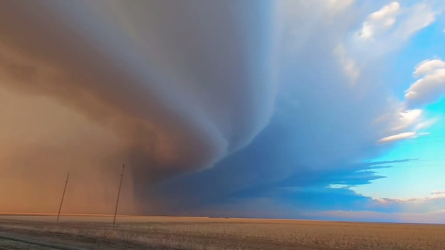 Tak spektakularny widok zdarza się rzadko. Niecodzienną formację chmur udało się sfotografować łowcy burz Dustinowi Hessmanowi z Kansas. Właśnie tam, śledząc formującą się komórkę burzową natknął na ten pokaz sił przyrody. 