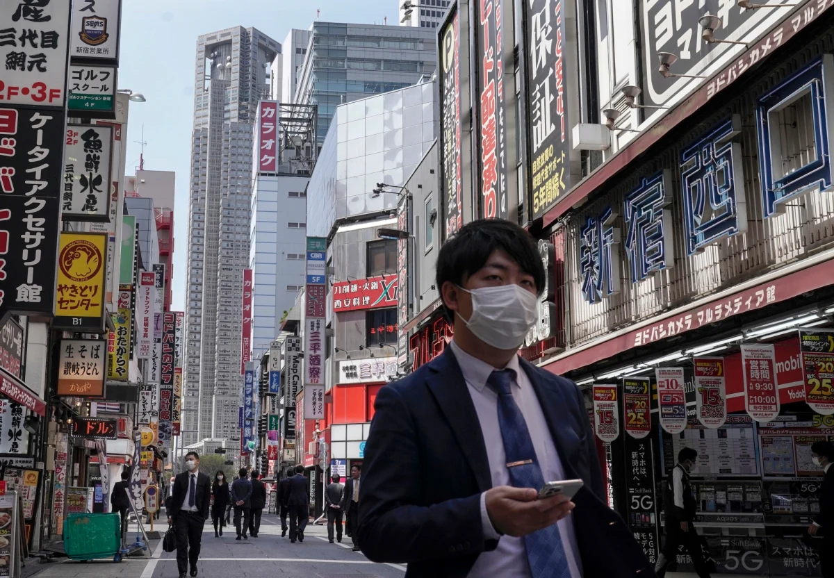 Naukowcy przedstawiają coraz więcej dowodów, że koronawirus przenoszony jest przez zakażone osoby, które nie wykazują wyraźnych symptomów - pisze agencja AP. Zakazić można się - jak twierdzą - choćby siadając na ławce zajętej wcześniej przez zainfekowanego człowieka.