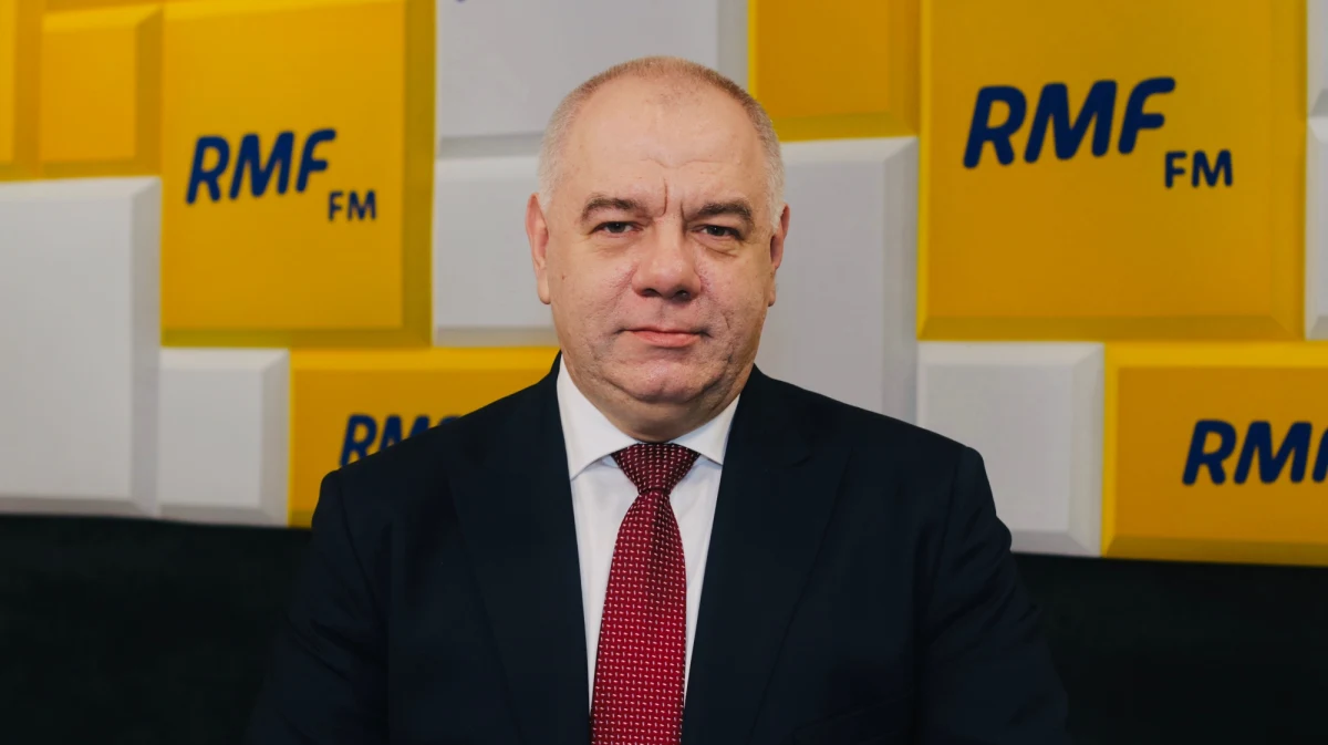 Głosowanie korespondencyjne dla wszystkich – w RMF FM wicepremier Jacek Sasin ujawnia szczegóły zapisów, które Prawo i Sprawiedliwość wprowadzi do swojego zgłoszonego już projektu ws. głosowania korespondencyjnego, którym jutro zajmą się posłowie. „Chcielibyśmy wprowadzić głosowanie wyłącznie korespondencyjne. Ono będzie najbezpieczniejsze” – mówi Sasin w rozmowie z dziennikarzami Patrykiem Michalskim i Pawłem Balinowskim. Jak dodaje: „W tej chwili w obowiązującym prawie funkcjonuje głosowanie korespondencyjne dla seniorów, czyli kilku milionów osób, oraz tych, którzy pozostają w kwarantannie. W związku z czym my już prowadzimy prace nad zorganizowaniem systemu głosowania korespondencyjnego i będziemy gotowi na to, żeby rozszerzyć to również na pozostałe osoby”.