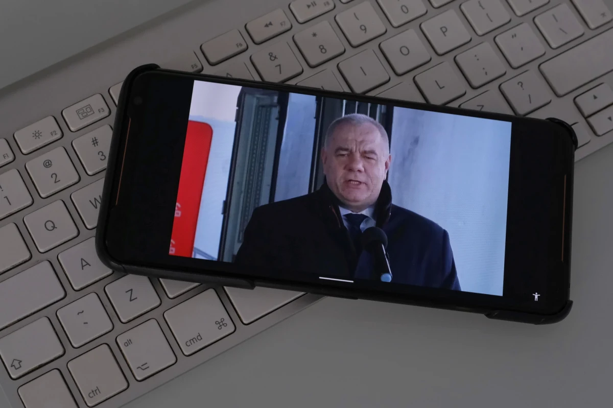 "Spekulacje medialne wziąłem za wypowiedź pana wicepremiera, która nie miała miejsca. Jarosław Gowin przepraszam!" - takimi słowami na Twitterze Jacek Sasin skomentował własne słowa, które padły podczas Porannej rozmowy w RMF FM. Według wicepremiera, szef Porozumienia miał zapowiadać, że będzie chciał wyjść z rządu, jeśli PiS będzie chciało przeprowadzić wybory w konstytucyjnym terminie.