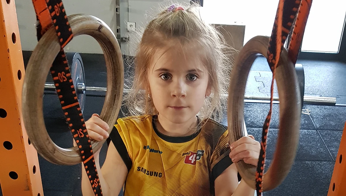 Podczas długiej domowej kwarantanny może już brakować pomysłów na zorganizowanie czasu dzieciom. Dlatego warto zaproponować im internetowe lekcje WF. To świetna propozycja na połączenie aktywności fizycznej z dobrą zabawą. Zajęcia na żywo prowadzą trenerzy RMF4RT Gladiators, którzy posiadają duże doświadczenie w pracy z dziećmi.