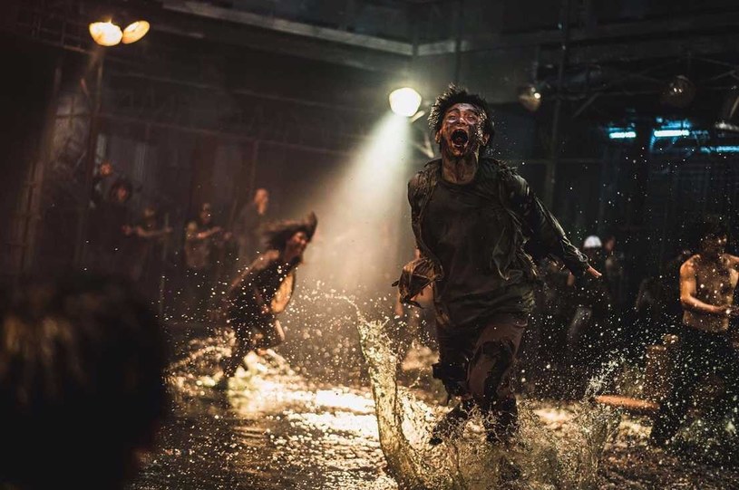 Sang-ho Yeon, reżyser kontynuacji "Zombie Express", obiecywał, że w porównaniu do drugiej części jego filmu, poprzednik będzie wyglądać na niskobudżetowe kino niezależne. Opublikowany zwiastun filmu "Peninsula" udowadnia, że nie przesadzał.