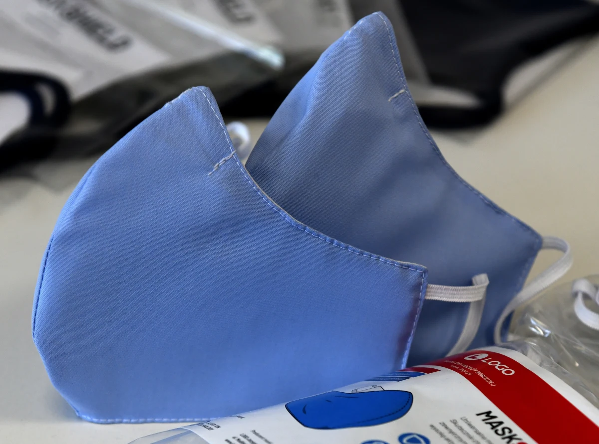 Jeśli ktoś czuje się bezpieczniej nosząc maseczkę, to powinien ją nosić. Można też zabezpieczyć się szalikiem - powiedział rzecznik resortu zdrowia Wojciech Andrusiewicz. Nie wykluczył, że rząd wyda zalecenie noszenia maseczek. Zapewnił, że obecnie Polska stara się kupić ich maksymalnie dużo.
