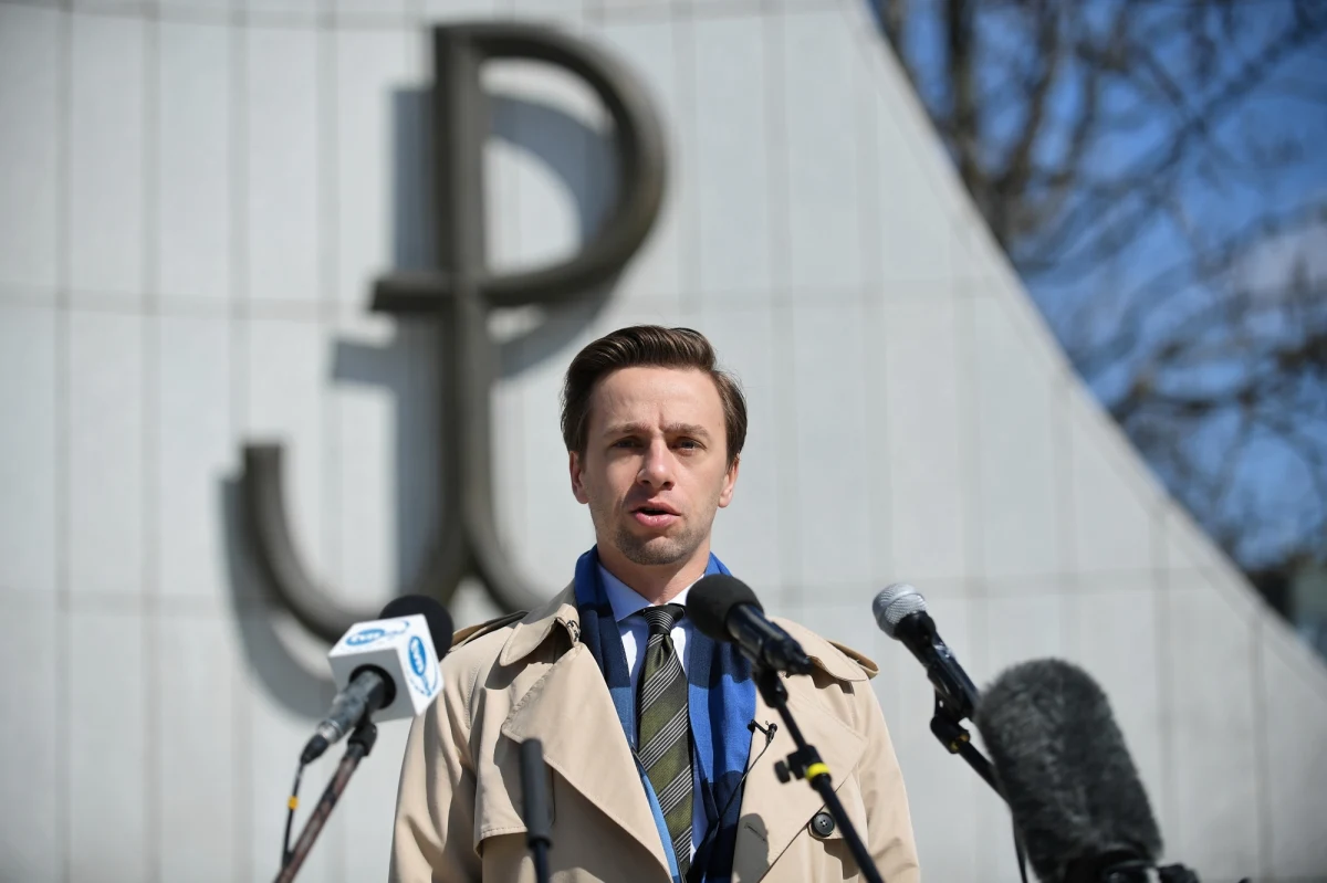 "Jak ma być zapewnione doręczenie pakietów wyborczych i kart wyborczych, kiedy nie będzie potwierdzenia doręczenia i skąd pewność, że trafiły we właściwe ręce?" - pytał kandydat na prezydenta i wiceszef koła Konfederacja Krzysztof Bosak. Według niego, projekt PiS jest nieprzemyślany.
