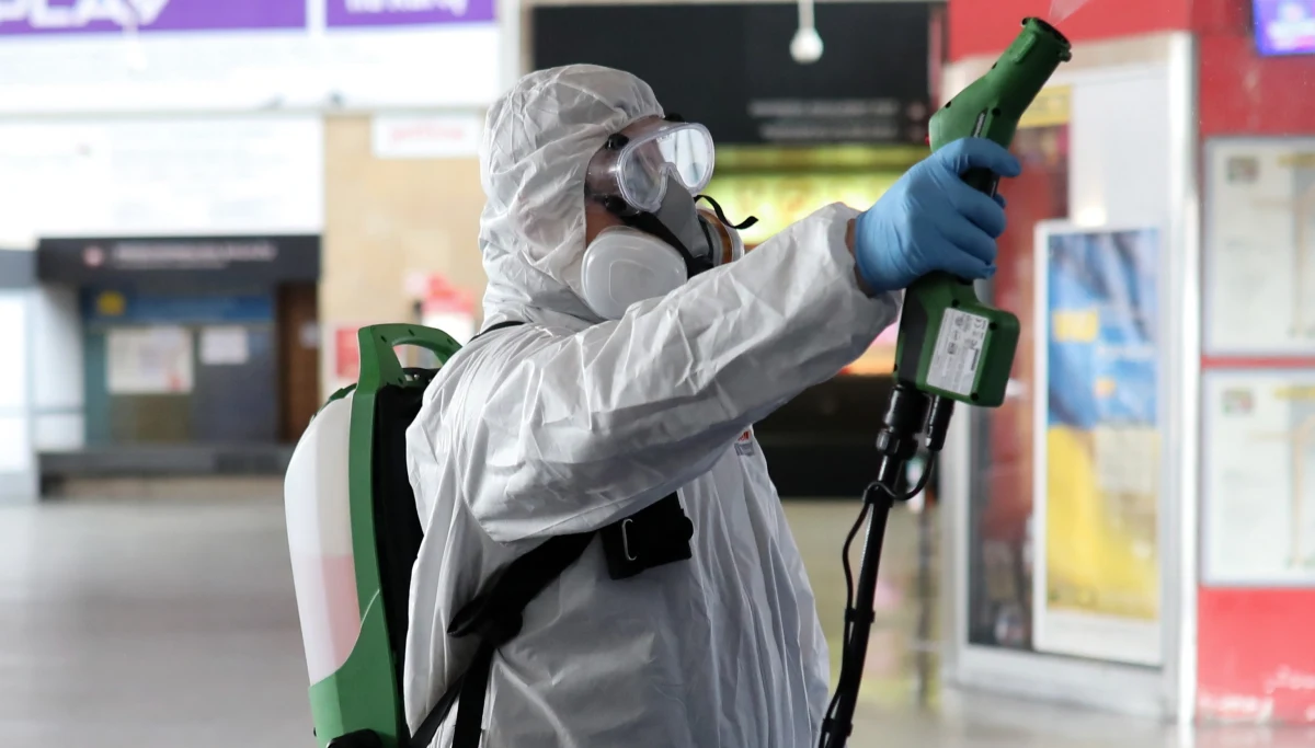 Trzeci tydzień oczekiwania na wymaz do testu na obecność koronawirusa. Brak kontaktu z sanepidem i bezterminowo przedłużony przymusowy pobyt w domu. To w dużym skrócie historia pana Juliusza z Poznania, który po powrocie z Węgier w połowie marca wraz z bliskimi trafił na dwutygodniową - jak się spodziewał - kwarantannę. W dniu jej planowanego zakończenia sanepid poinformował jednak, że jej czas zostaje przedłużony bezterminowo, do momentu uzyskania negatywnego wyniku testu. Badania nikt jednak nie przeprowadził i nie wiadomo, czy w ogóle przeprowadzi...