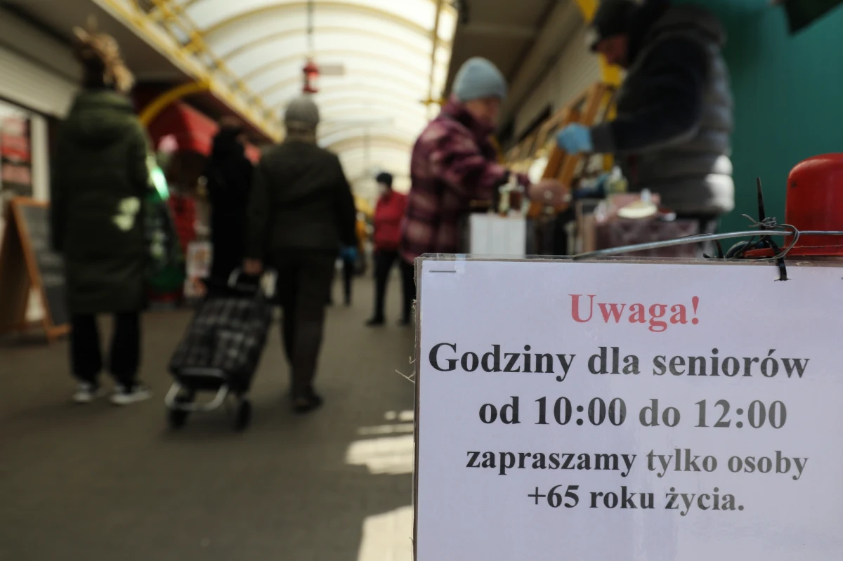77-letni mężczyzna zmarł przed jednym ze sklepów w Tarnowskich Górach. Do zdarzenia doszło podczas tzw. godzin dla seniorów, które obowiązują w całej Polsce z powodu epidemii koronawirusa.