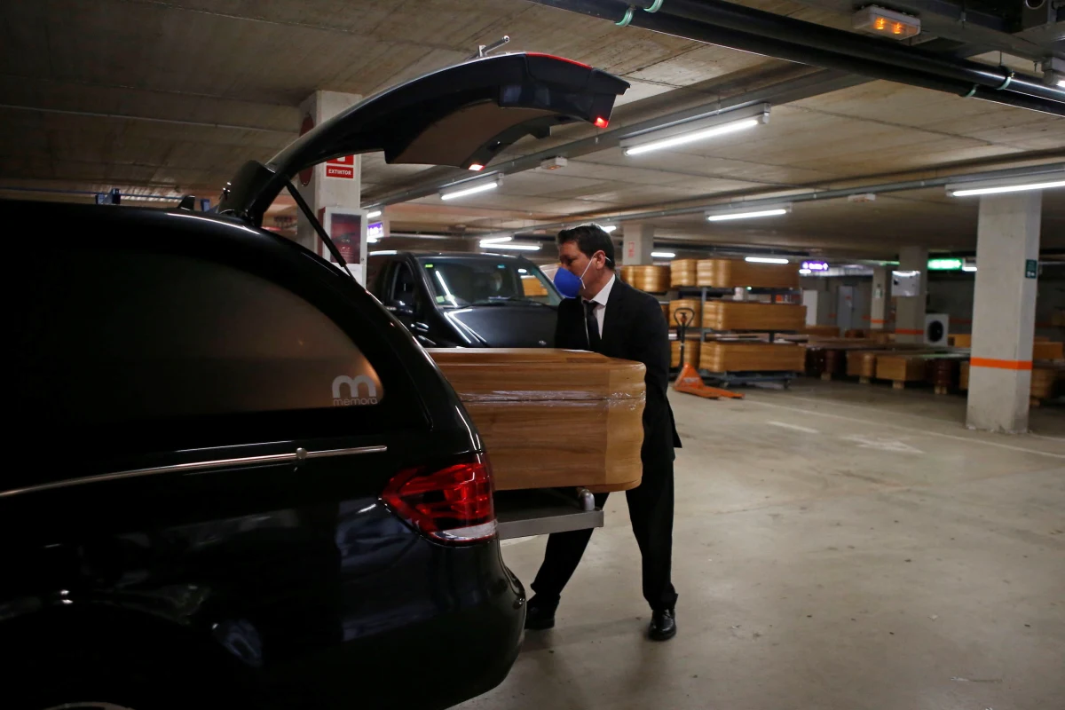 Rząd wspólnoty autonomicznej Madrytu wezwał w czwartek zakłady pogrzebowe tego regionu Hiszpanii do zwracania przez nie środków, które w sposób "nieuczciwy" pobrały w okresie epidemii koronawirusa za pochówek zmarłych.