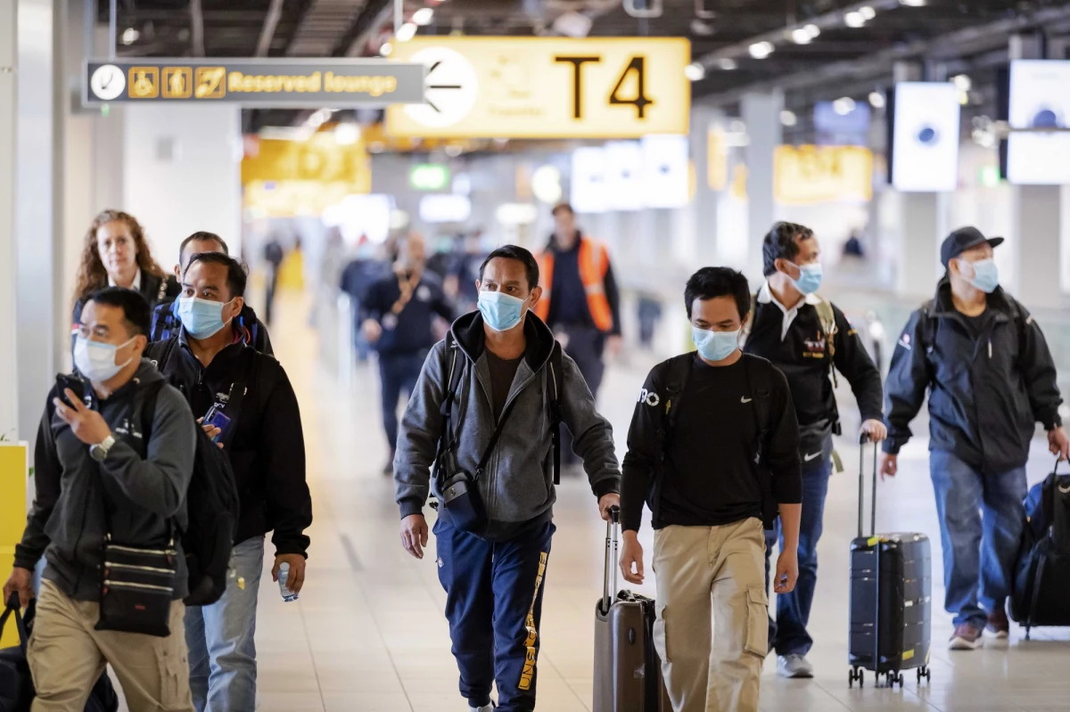 Po zamknięciu szkół, restauracji oraz firm i wprowadzeniu przez Holandię restrykcji związanych z pandemią koronawirusa, część mieszkających tam emigrantów wyjechała do swoich krajów. Organizacje szkolne informują, że w efekcie straciły kontakt z setkami uczniów.