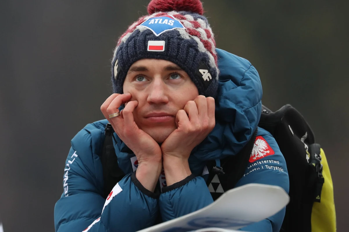 "Nie wyobrażam sobie, co czują sportowcy, którzy mieli dopiero zaczynać sezon startowy. Mam nadzieję, że ta sytuacja nie będzie trwała długo. Łączę się w bólu ze wszystkimi i muszę zaapelować o takie ogólne myślenie. Nie tylko o tym, że ja jestem poszkodowany, ale że są też ludzie wokół nas. Musimy zadbać o siebie nawzajem" – podkreśla w rozmowie z dziennikarzem RMF FM Patrykiem Serwańskim Kamil Stoch. Trzykrotny mistrz olimpijski w skokach narciarskich mówi także o koniecznej w obecnej sytuacji odpowiedzialności każdego z nas. "Trzeba dostosować się do obowiązujących reguł. Ktoś też myśli za nas i stara się zadbać o bezpieczeństwo. Jako obywatele musimy zrobić wszystko, co w naszej mocy, by każdy z nas czuł się bezpiecznie" – tłumaczy. "Dla mnie - kogoś, kto wrócił do domu po całej zimie wyjazdów, możliwość posiedzenia w domu z najbliższą mi osobą, moją żoną, to szansa, by nacieszyć się tym, co mam i docenić to wszystko, co posiadam. Nawet mi tego brakowało" - przyznaje słynny skoczek. 