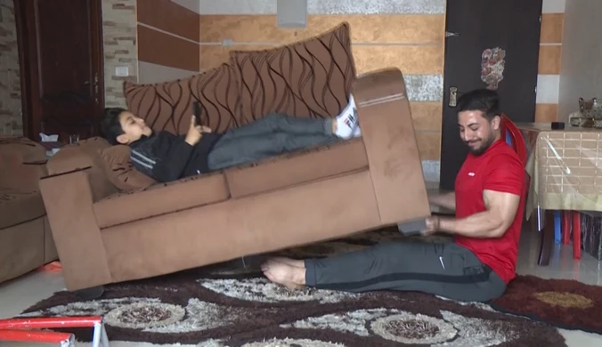 Palestyński trener pokazuje jak ćwiczyć za pomocą...mebli. Jest coraz popularniejszy. Wideo