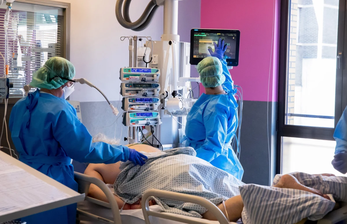 Pacjenci z koronawirusem mogą zostać pozbawieni sprzętu ratującego życie, nawet jeśli ich stan się poprawia, jeśli w przypadku deficytu tego sprzętu są inne osoby z wirusem, które mają większe szanse przeżycia - głoszą nowe wytyczne dla brytyjskich lekarzy.