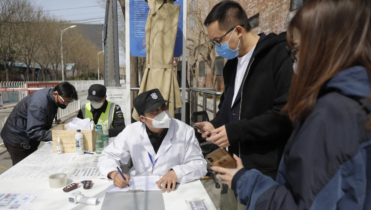 Mieszkańcy Wuhan, miasta w środkowych Chinach, w którym rozpoczęła się pandemia koronawirusa, powinni wzmocnić środki ochrony osobistej i unikać wychodzenia na zewnątrz bez potrzeby - powiedział szef miejscowej organizacji Partii Komunistycznej Wang Zhonglin. Podobne środki ostrożności obowiązują w całych Chinach.