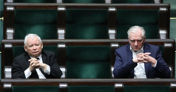 Dziś Sejm zajmie się złożonym przez PiS projektem korespondencyjnego głosowania w wyborach prezydenckich 10 maja. PiS chce, by tak właśnie swój głos oddał każdy wyborca. Przeciwko takiemu rozwiązaniu opowiada się wicepremier Jarosław Gowin z Porozumienia i mówi o potrzebie przesunięcia wyborów. Na to nie godzi się Jarosław Kaczyński zasłaniając się konstytucją. Ma on nadzieję, że Gowin "pójdzie razem z obozem, do którego należy i dzięki któremu pełni wysoką funkcję państwową".
