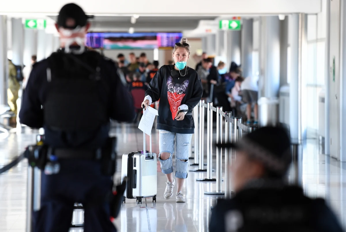 Cztery na pięć osób zakażonych wirusem SARS-CoV-2 nie ma żadnych objawów - informuje na swej stronie medyczne czasopismo "BMJ", dawniej "British Medical Journal", powołując się na najnowsze, ujawnione przez Chiny dane obserwacyjne. Po opanowaniu pierwszej fali epidemii chińskie władze zarządziły rygorystyczne testowanie m.in. przybywających z zagranicy osób. Pierwsze dane dają obraz sytuacji, która zdaniem wielu ekspertów może przyczyniać się do szybkiego rozprzestrzeniania choroby. Wydaje się, że kontakt z zakażonymi bez objawów może być istotnym źródłem nowych infekcji.