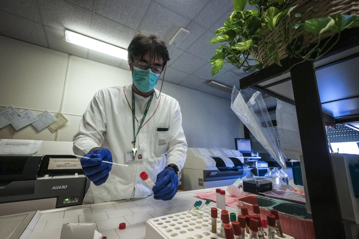 Panel ekspertów Światowej Organizacji Zdrowia (WHO) rozważa wprowadzenie zalecenia noszenia masek ochronnych w miejscach publicznych, szczególnie w pomieszczeniach. Z badań amerykańskich wynika, że zachowanie dystansu 2 metrów może nie być wystarczające; potrzebnych jest 6, a nawet 8 metrów.